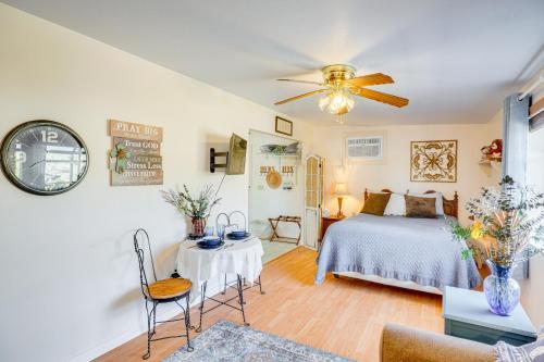 ein Schlafzimmer mit einem Bett und einem Tisch in der Unterkunft Walkable Studio with Patio in Tucson! in Tucson