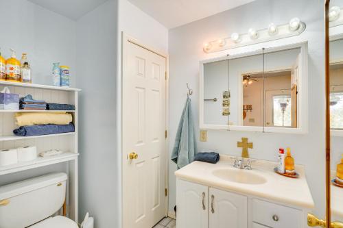 ein Badezimmer mit Waschbecken, Toilette und Spiegel in der Unterkunft Walkable Studio with Patio in Tucson! in Tucson