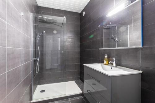 une salle de bain avec une douche et un lavabo et une douche dans l'établissement GRAND APPARTEMENT, Gare Saint-Charles à 5 min, à Marseille