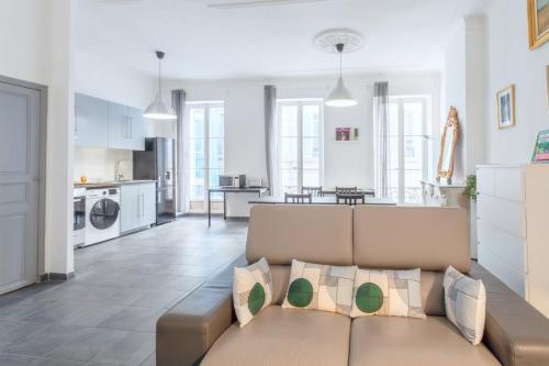 un salon avec un canapé et une cuisine dans l'établissement GRAND APPARTEMENT, Gare Saint-Charles à 5 min, à Marseille