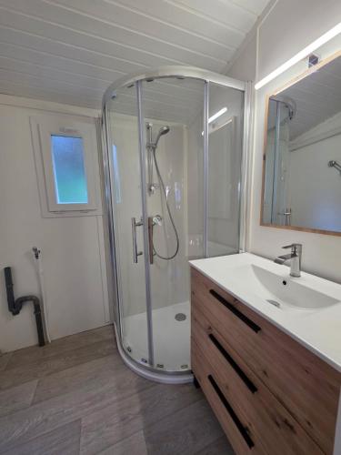une salle de bain avec douche et lavabo dans l'établissement Chalet 4-6 personnes, à Agde