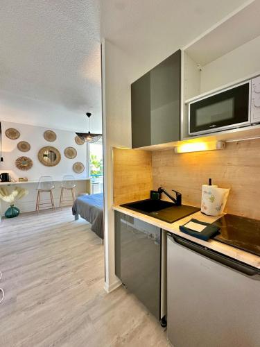 - une cuisine avec évier et comptoir dans la chambre dans l'établissement Studio MBS 1 - Cosy, Tram, Wifi, Parking, Equipé, à Montpellier