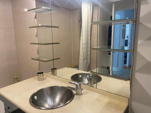 une salle de bain avec deux lavabos et un miroir dans l'établissement Appartement de 47m avec petit balcon et vue dégagée, à Paris