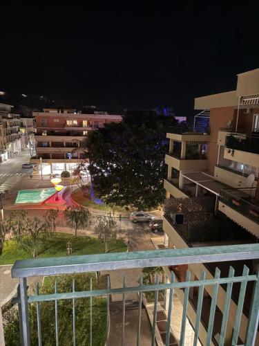 Una vista de una ciudad de noche desde un balcón. en A I R Sorrento House, en Sorrento
