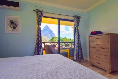 Postel nebo postele na pokoji v ubytování Piton View Apartment With Jeep Rental - GREAT COMBO DEAL- Explore St Lucia