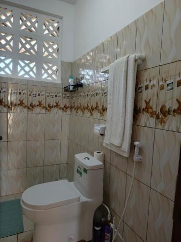 ウクンダにあるCatwalk Factory Apartmentのトイレと窓のある小さなバスルーム