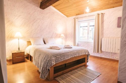 une chambre avec un lit et une fenêtre dans l'établissement Au pied des remparts- Maison de caractère-3 Ch-AC, à Carcassonne