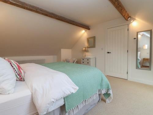 En eller flere senge i et værelse på Angram Cottage