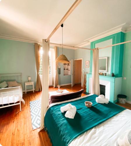 une chambre avec un grand lit avec des serviettes dessus dans l'établissement Jolly Château - private room 