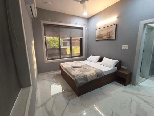 Ένα ή περισσότερα κρεβάτια σε δωμάτιο στο Angel view 4bhk Villa at Tiger Point with Private swimming pool