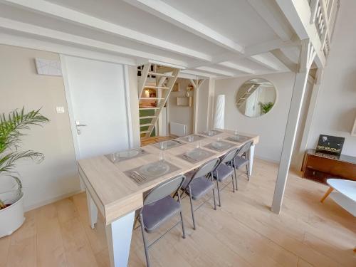 - une grande table avec des chaises dans l'établissement L'Écrin de la Comédie, à Montpellier