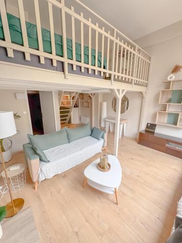 un salon avec un canapé et un escalier dans l'établissement L'Écrin de la Comédie, à Montpellier