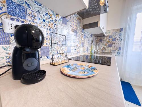 a blender sitting on a counter in a kitchen at DanysHome Giove davanti al mare in Terracina