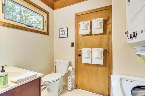 Ένα μπάνιο στο Million-Dollar View Waterfront Cabin in Bridgton!