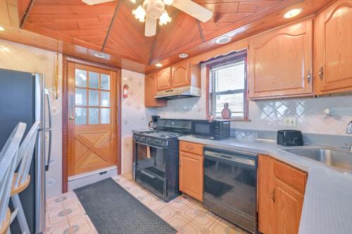 Fotografie z fotogalerie ubytování 4 Mi to LIRR Station Nice Home in West Babylon! v destinaci West Babylon