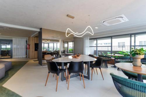 een eetkamer met een tafel en stoelen bij 360 Soma Perdizes in Sao Paulo