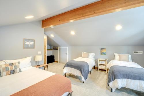 a bedroom with two beds in a room at Chelan Mountain Retreat Chalet with Fire Pit! in Chelan