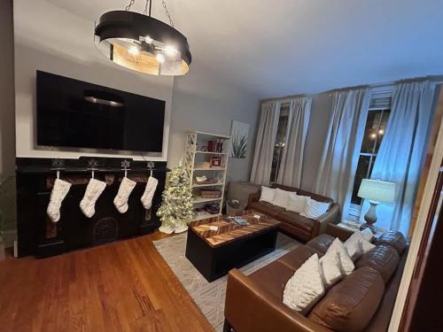 Μια τηλεόραση ή/και κέντρο ψυχαγωγίας στο Heart of Midtown Home on Penn St - Pet Friendly