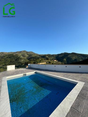 une piscine sur le toit d'une maison dans l'établissement Cortijo bellavista, à Jete
