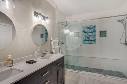 een badkamer met wastafel en douche bij Island Breeze in Santa Rosa Beach