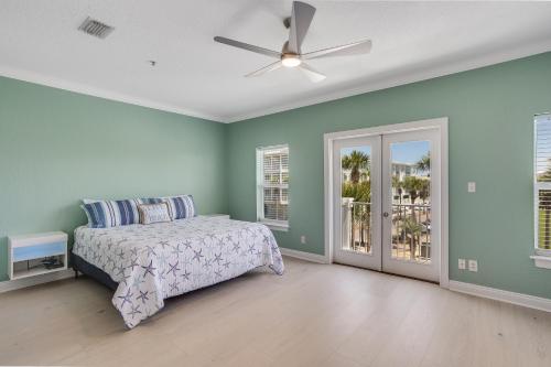 een slaapkamer met een bed en een plafondventilator bij Island Breeze in Santa Rosa Beach