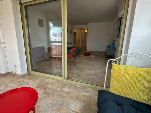 d'un salon avec une grande porte coulissante en verre. dans l'établissement Appartement lumineux, tout confort, Palais à 500 m, à Cannes