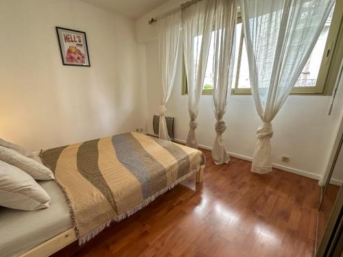 une chambre avec un lit et une fenêtre dans l'établissement Appartement lumineux, tout confort, Palais à 500 m, à Cannes