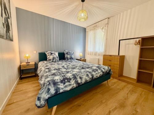 - une chambre avec un lit, deux lampes et une commode dans l'établissement Le Bacquin 21, à Dijon