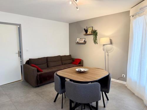 un salon avec un canapé et une table dans l'établissement Le Bacquin 21, à Dijon