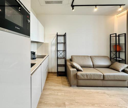 un salon avec un canapé et une cuisine dans l'établissement Cozy Croisette Retreat Cannes, à Cannes