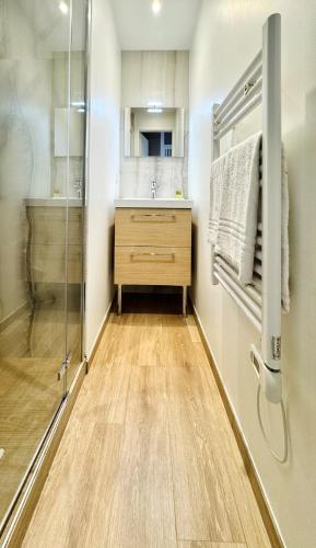 une salle de bain avec un lavabo et une douche dans l'établissement Cozy Croisette Retreat Cannes, à Cannes