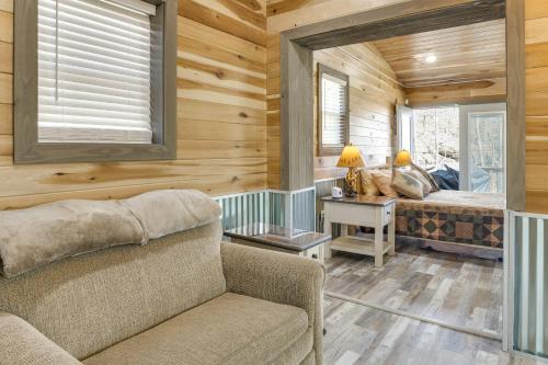 Zona de estar de Fish and Hike Studio on Cane Creek