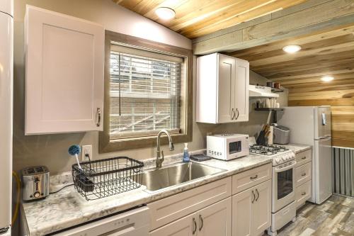 Una cocina o zona de cocina en Fish and Hike Studio on Cane Creek