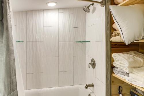 y baño con ducha y bañera con ducha. en Fish and Hike Studio on Cane Creek, en Silver Point