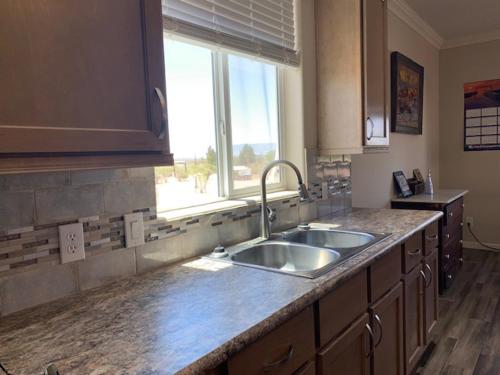 Kuchyň nebo kuchyňský kout v ubytování Deer Haven Hideaway