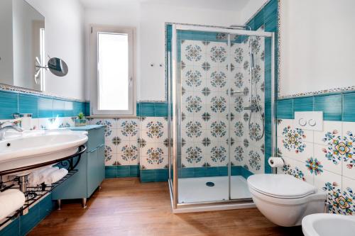 un bagno con wc e doccia di Residenza Marano a Cupra Marittima