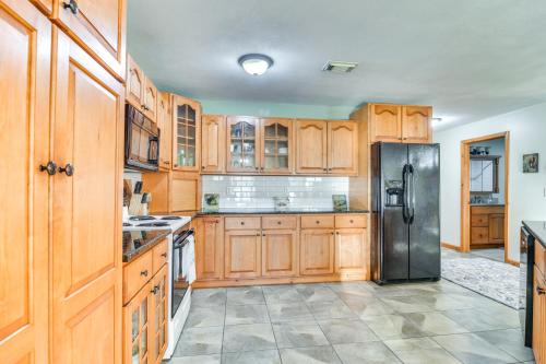 Una cocina o cocineta en Serene Lake Views Winter Haven Home