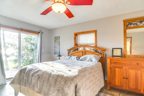 Una cama o camas en una habitación de Serene Lake Views Winter Haven Home