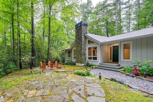 Κήπος έξω από το Sapphire Home with Fireplace Near Skiing and Hiking!