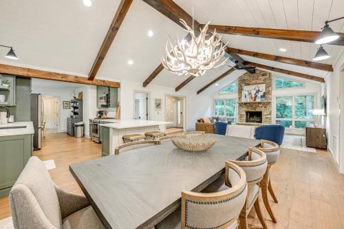 Η κουζίνα ή μικρή κουζίνα στο Sapphire Home with Fireplace Near Skiing and Hiking!