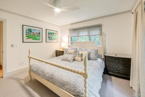 Ένα ή περισσότερα κρεβάτια σε δωμάτιο στο Sapphire Home with Fireplace Near Skiing and Hiking!