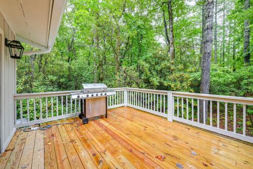 Μπαλκόνι ή βεράντα στο Sapphire Home with Fireplace Near Skiing and Hiking!