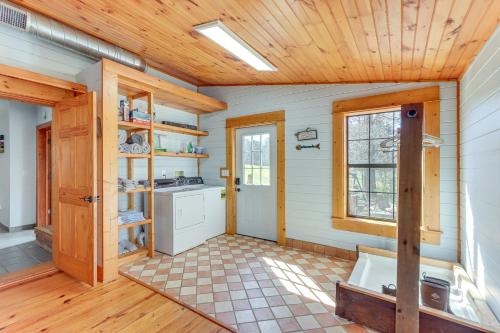 Kuchyň nebo kuchyňský kout v ubytování Deck and Fire Pit Cherry Log Cabin on Farm!