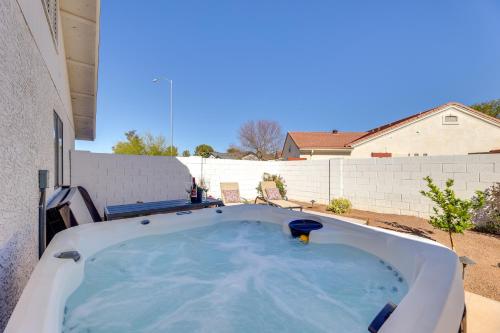 Photo de la galerie de l'établissement 4 Mi to Superstition Springs Haven with Hot Tub!, à Mesa
