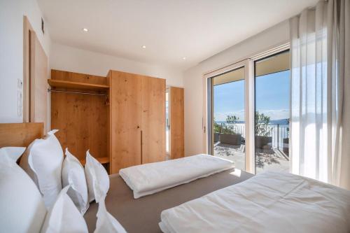 Ein Bett oder Betten in einem Zimmer der Unterkunft Alleinstehende Villa mit Pool und Traumaussicht in Castelletto di Brenzone