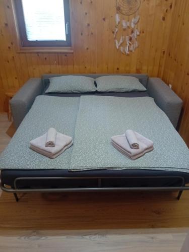 Postel nebo postele na pokoji v ubytování Wooden house Ažbe