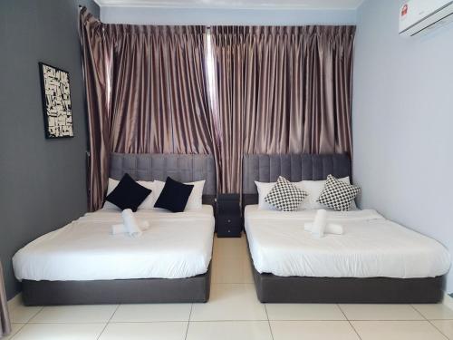Postel nebo postele na pokoji v ubytování Near Tuas, Stadium, Legoland -- Stylish Homestay in Iskandar Puteri - 21pax by Cowidea