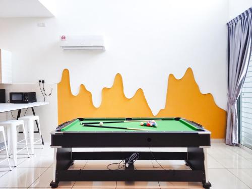 Biliár nebo kulečník v ubytování Near Tuas, Stadium, Legoland -- Stylish Homestay in Iskandar Puteri - 21pax by Cowidea