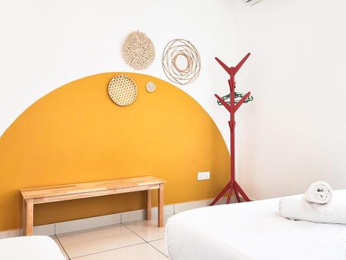 Postel nebo postele na pokoji v ubytování Near Tuas, Stadium, Legoland -- Stylish Homestay in Iskandar Puteri - 21pax by Cowidea