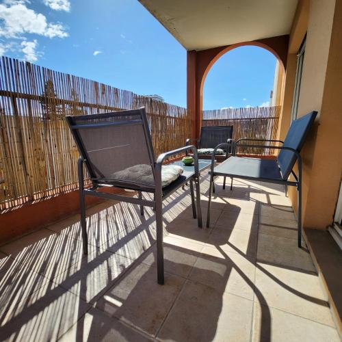 deux chaises et une table sur un balcon dans l'établissement Appartement au calme à NICE à proximité de tout !, à Nice